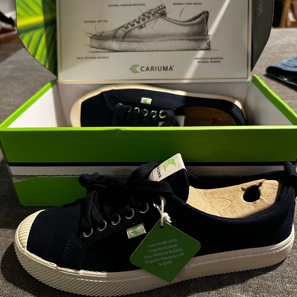 Cariuma OCA low navy canvas size 10 NIB